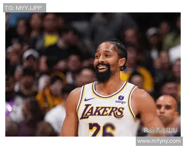 湖人队在激烈对决中战胜热火队展现强大实力与团队默契